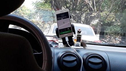 Hình thức vận chuyển hành khách bằng ô tô dùng ứng dụng phần mềm Grabcar, Uber trên điện thoại di động vẫn diễn ra lén lút tại Đà Nẵng.