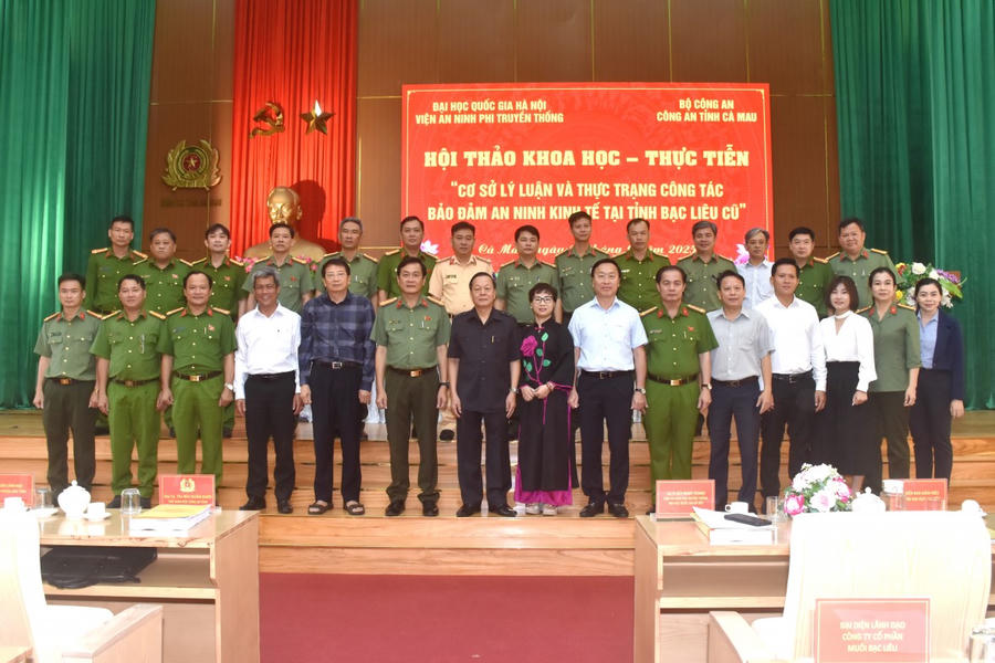 Các đại biểu chụp ảnh lưu niệm.