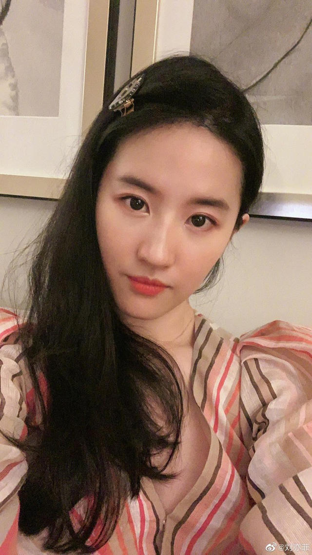 Đáp lại những lời chê bai của cộng đồng mạng, Lưu Diệc Phi im lặng và vừa đăng tải loạt ảnh mới trên trang cá nhân. 