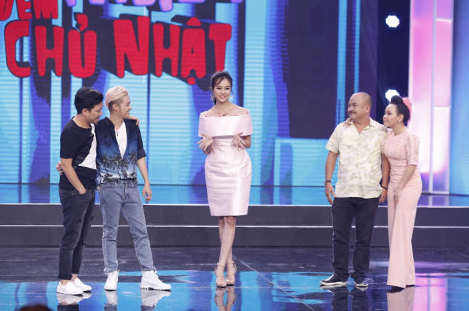 diễn viên Việt Hương vẫn rất tự tin “so kè” nhan sắc với nàng Hoa hậu khi cả hai chụp hình selfie.
