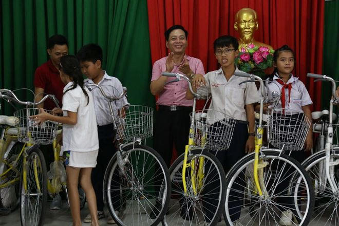 B&aacute;o Ph&aacute;p luật Việt Nam tặng qu&agrave; trung thu cho thiếu nhi tại Đồng Nai