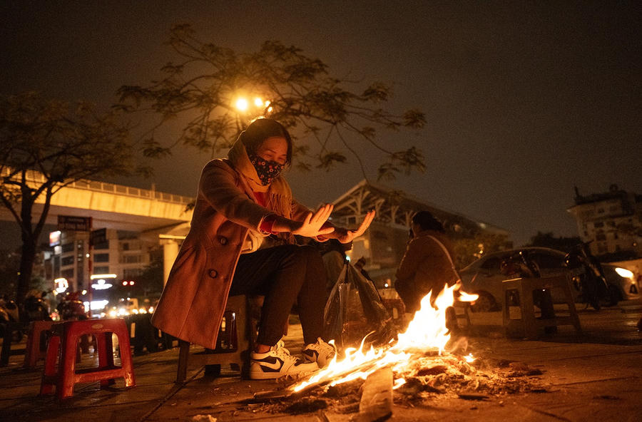 Những quán nước ven đường Lê Đức Thọ (Nam Từ Liêm) cũng đốt lửa để phục vụ khách hàng sưởi ấm.