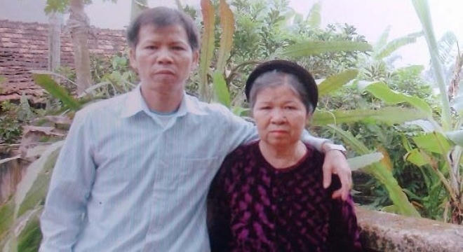 Hai mẹ con ông Nguyễn Thanh Chấn.