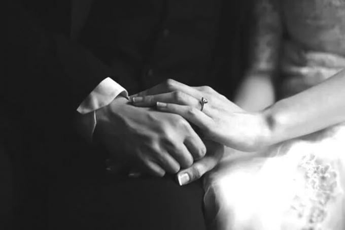 Luôn nắm tay nhau thật chặt.