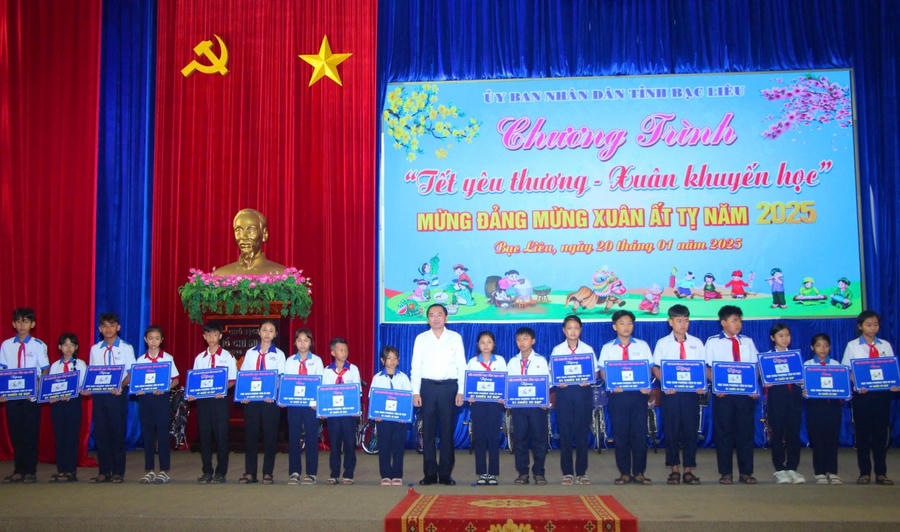 Ông Phan Thanh Duy - Ủy viên BTV Tỉnh ủy, Trưởng Ban Dân vận Tỉnh ủy trao xe đạp cho học sinh Bạc Liêu có hoàn cảnh khó khăn.