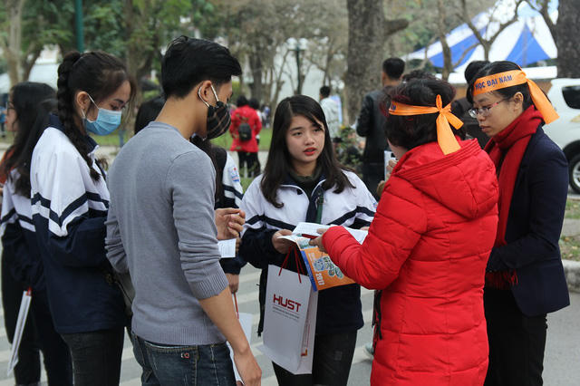 Các tình nguyện viên cũng nhiệt tình hướng dẫn, giải đáp các thắc mắc. (Ảnh: VTV).