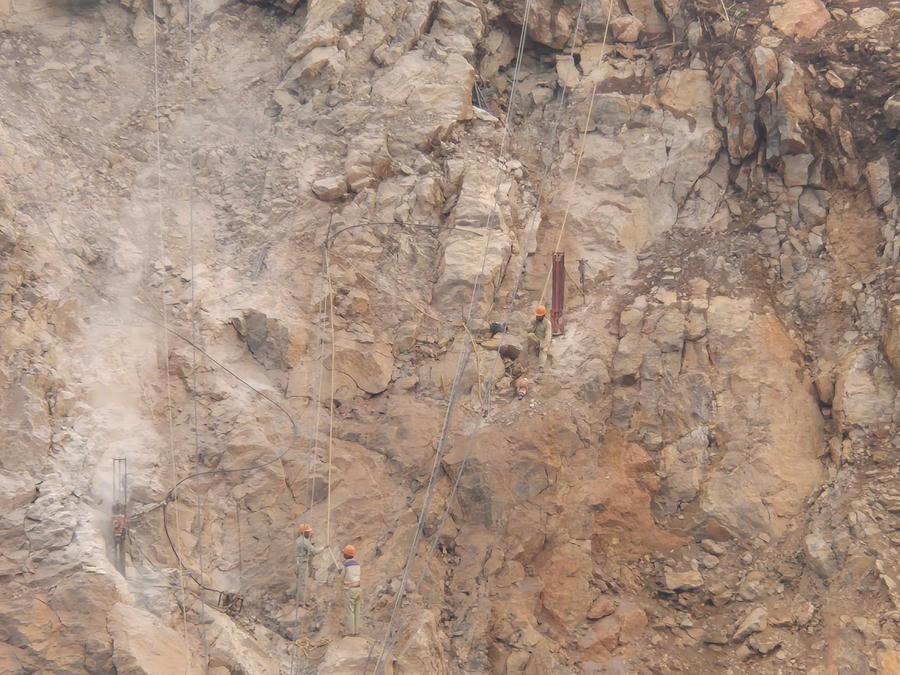 Các công nhân leo lên điểm khoan bằng dây tời mà không có các trang bị bảo hộ lao động