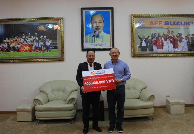 Ông Park Hang Seo nhận thưởng từ đại diện HD SAISON tại trụ sở VFF.