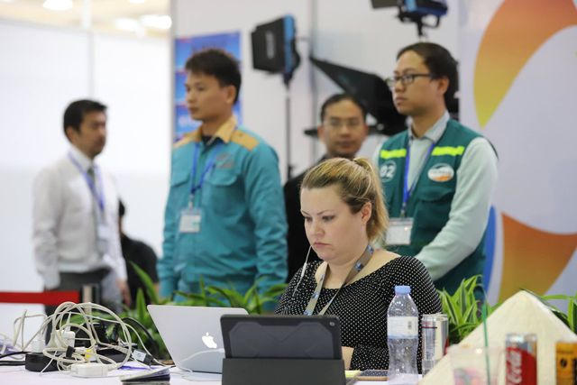 Các chuyên viên kỹ thuật của Viettel luôn túc trực 24/24 tại hội nghị để xử lý bất kỳ yêu cầu nào của các vị khách trong và ngoài nước trong Trung tâm báo chí.