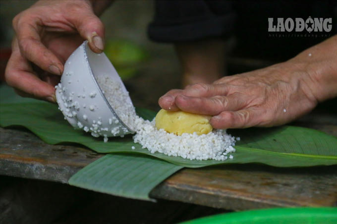 Nhân đỗ được nặn thành bánh rồi mới cho vào gói.