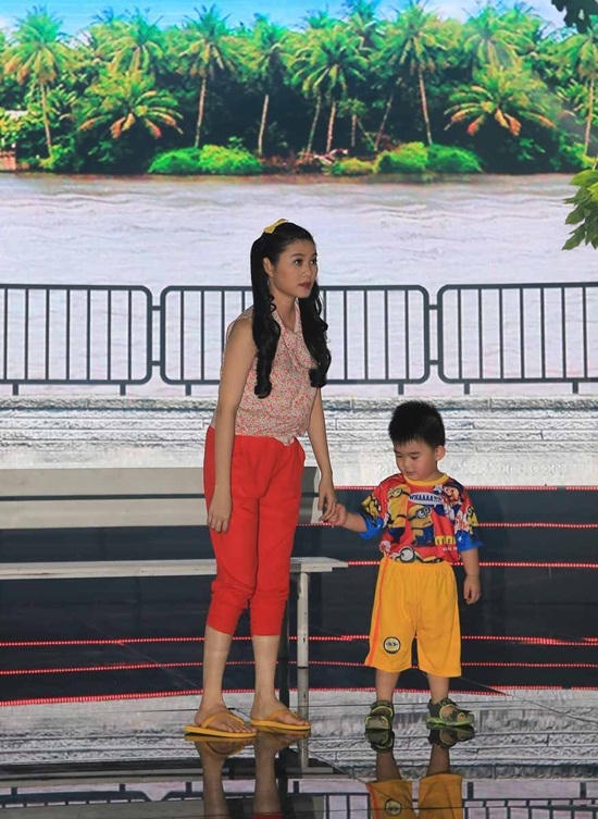 Con trai Kim Tử Long đại n&aacute;o trường quay Danh h&agrave;i Đất Việt