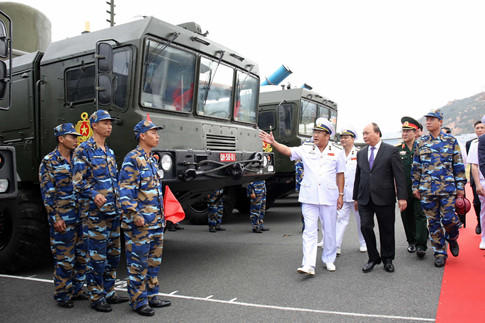 Kiểm tra sẵn sàng chiến đấu tại xe phóng tên lửa của lữ đoàn 68