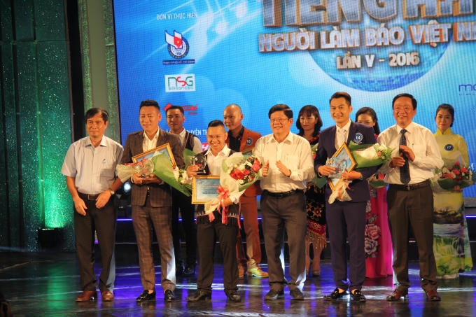 BGK trao giải cho những tiết mục xứng đáng được vinh danh nhất trong đêm Bán kết khu vực Miền Trung Liên hoan toàn quốc lần thứ V – Tiếng hát người làm báo Việt Nam năm 2016.