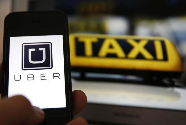 Uber, Grab vẫn tiếp tục bị các hãng taxi truyền thống "tấn công" (Ảnh minh họa)