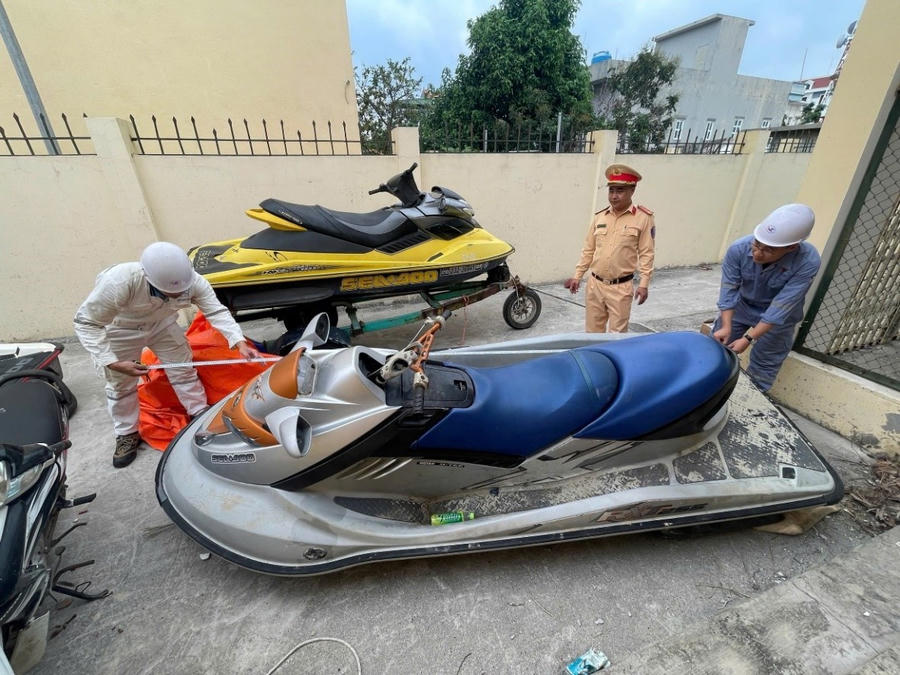 Lực lượng chức năng tạm giữ mô tô vi phạm.