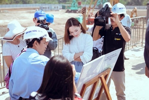 Mặc dù thời tiết nắng nóng nhưng cô vẫn tươi cười đi cùng mọi người đến tham quan tất cả các khu vực của Trung Tâm xử lý nước thải Bình Hưng. Cô chăm chú lắng nghe quy trình xử lý nước thải ở đây.