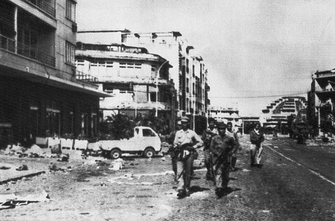 Các chiến sĩ quân tình nguyện Việt Nam tuần tra trên đường phố Phnom Penh ngày 7/1/1979. (Nguồn: vnexpress.net).