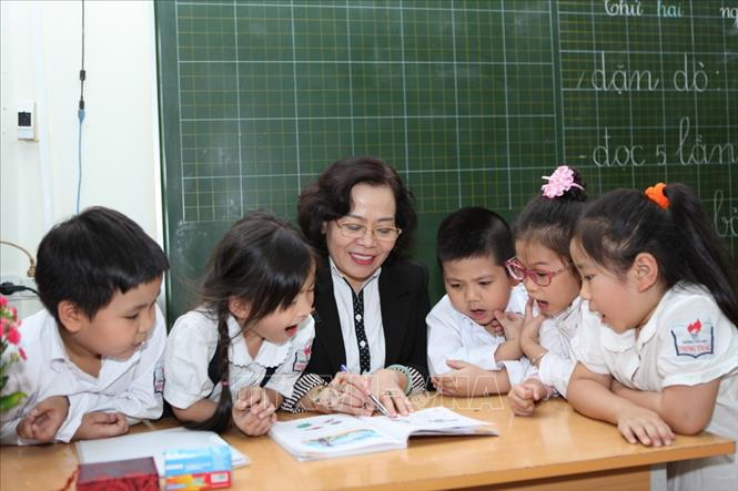 Cô giáo Dương Thu Hà, trường Tiểu học Trưng Trắc, quận Hai Bà Trưng (Hà Nội) hướng dẫn học sinh lớp 1 làm bài tập môn Tiếng Việt. Ảnh: Quý Trung/TTXVN