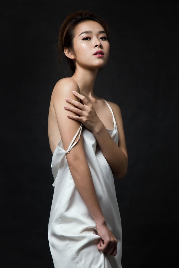 "Dù hoạt động showbiz 6 năm, tôi chưa từng nghĩ mình sẽ thay đổi hình ảnh gợi cảm hay phá cách. Vì thế, khi thực hiện những khoảnh khắc hở lưng trần tôi hơi ái ngại. Nhưng rồi tự nhủ, hay mình thử một lần thay đổi, biết đâu sẽ phù hợp. Nhờ đó tôi mạnh dạn hơn" - bà mẹ một con chia sẻ.