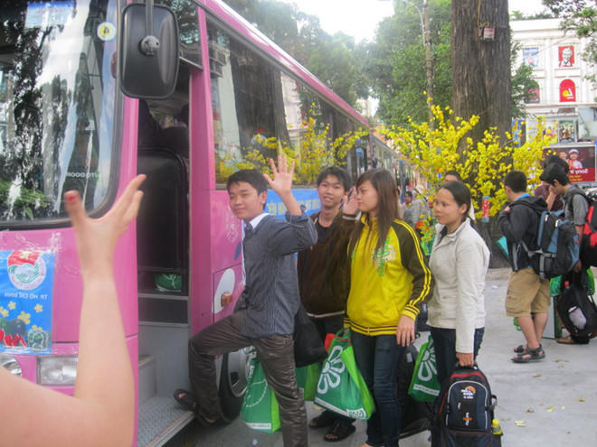 Các công nhân háo hức lên xe về quê ăn Tết.