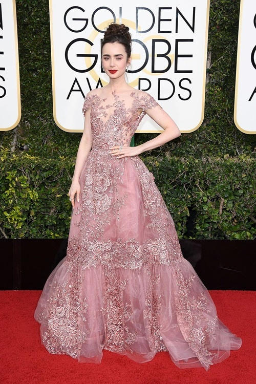 Lily Collins chọn phong cách công chúa với đầm hồng dâu ngọt ngào dòng couture của Zuhair Murad. Thiết kế này nằm trong bộ sưu tập Thu Đông 2016.