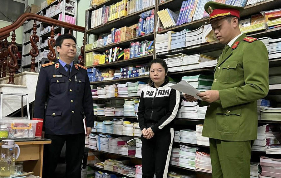 Cơ quan công an đọc lệnh khởi tố bị can Nguyễn Thị Tuyến. (Ảnh: CACC)