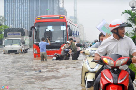Khu chung cư này nằm trên đường Phạm Hùng gần khu rẽ vào Mễ Trì, là điểm ngập quen thuộc của Thủ đô mỗi khi mùa mưa tới. Ảnh: Zing.