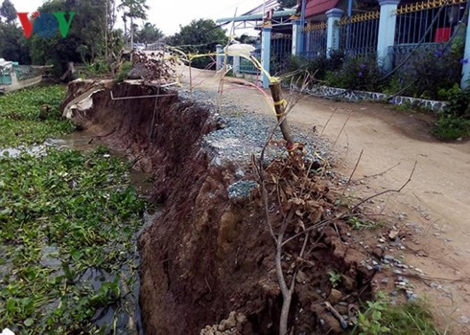 Theo từng thời điểm, việc đi lại của người dân gặp khó do sạt lở bờ sông.