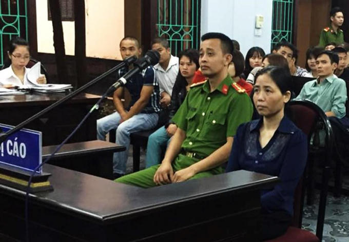 Nữ bị cáo Hoàng Thị Hiền tại tòa sáng 4-4.