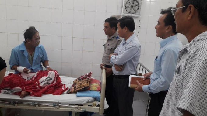 Ông Trần Hoài Phú, Phó Cục trưởng Cục công tác phía Nam; đại diện Vụ Tổ chức cán bộ, Tổng cục THADS; đại diện Công an huyện Cái Nước thăm hỏi các nạn nhân tại Bệnh viện