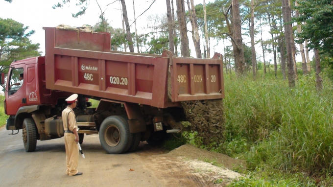 Tiến hành hạ tải xe ô tô chở cát quá tải trọng tại xã Quảng Sơn, Đăk Glong