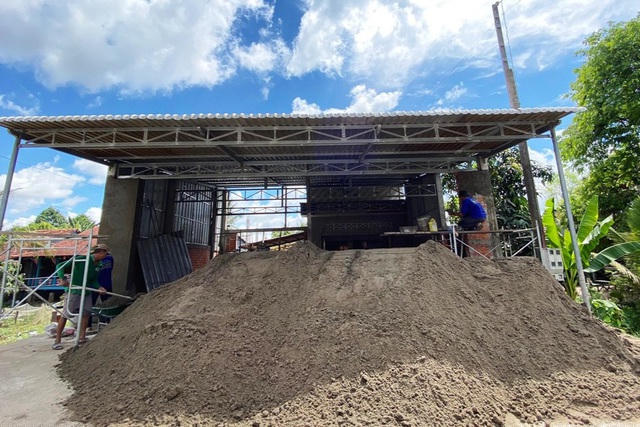 Bước vào mùa xây dựng, giá cát tăng cao, nguồn cung khan hiếm khiến hoạt động xây dựng bị ảnh hưởng (Ảnh: Bảo Kỳ).