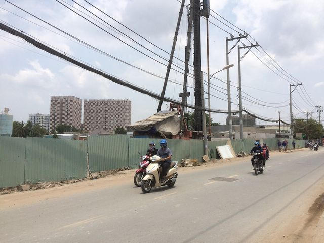 Công trường thi công đoạn Phạm Văn Đồng - Gò Dưa ở ven đường Bình Phú (phường Tam Phú, quận Thủ Đức)