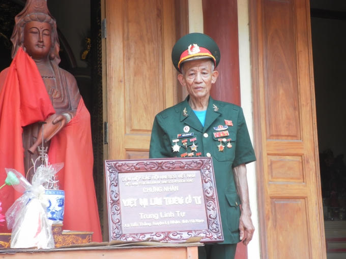 Bên ngôi chùa Trung Linh Tự, ông Thể nhớ lại sự hy sinh của 22 người đồng chí, đồng đội xưa.