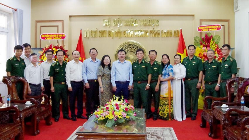 Phó Bí thư Thường trực Tỉnh ủy, Trưởng Đoàn đại biểu Quốc hội tỉnh Nguyễn Thanh Hải cùng đoàn công tác chúc mừng Bộ Chỉ huy BĐBP Long An. Ảnh: Luận Quân