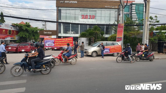 Hình ảnh khách hàng căng băng rôn phản đối trước trụ sở Hyundai Ngọc An.