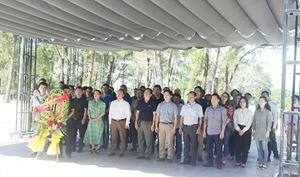 Đoàn làm lễ dâng hương tại Nghĩa Trang liệt sỹ Quốc gia Trường Sơn.