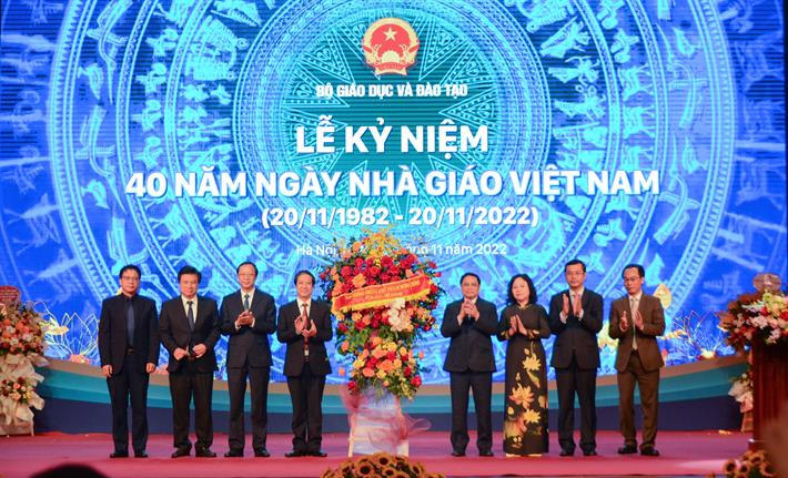 Thủ tướng Phạm Minh Chính tặng hoa chúc mừng ngành giáo dục nhân Kỷ niệm 40 năm Ngày Nhà giáo Việt Nam.