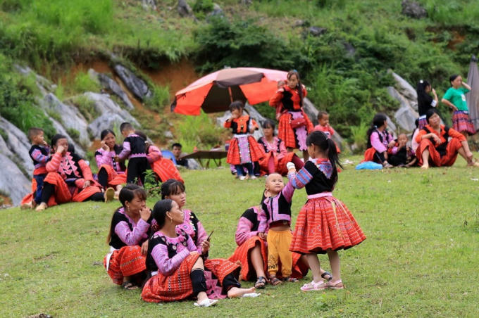 Đồng bào Hmông với sắc màu rực rỡ vui Tết Độc lập tại huyện Vân Hồ. (Ảnh: Ngọc Hà/TTXVN)