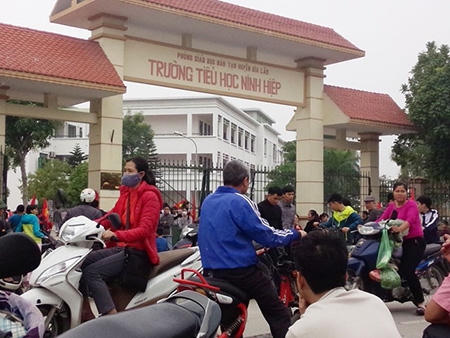 Một nguyên nhân khác là nhiều phụ huynh, con em muốn đến trường nhưng lại bị một số lực lượng ngăn cản.