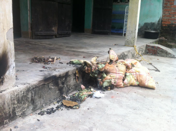 Chiếc chăn dùng làm “bình cứu hỏa” bị cháy xém.