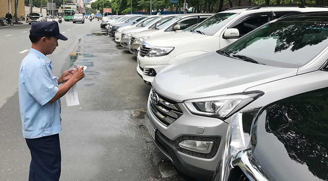Nhiều ý kiến cho rằng tăng phí trông xe sẽ góp phần giảm thiểu xe cá nhân, hạn chế tắc đường.
