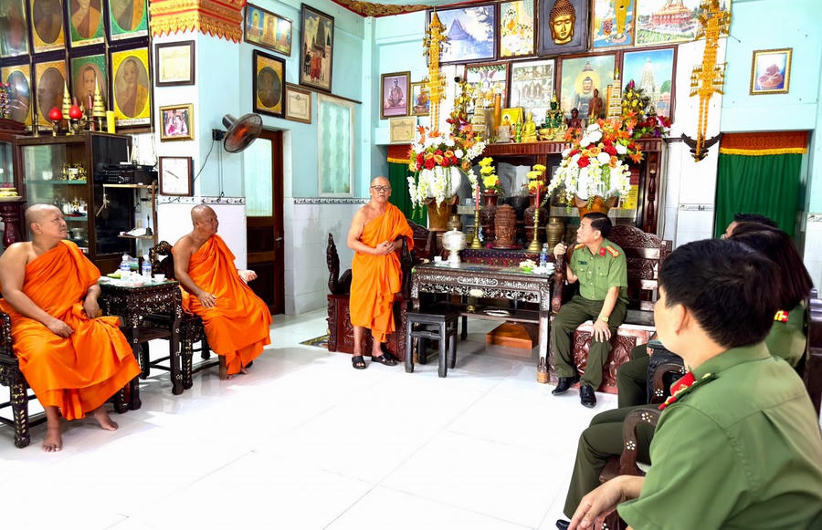 Hòa thượng Hữu Hinh chia sẻ với lực lượng Công an Bạc Liêu về quá trình mở trường dạy chữ Khmer tại chùa Cù Lao.
