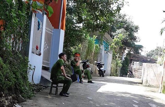 Lực lượng chức năng bảo vệ hiện trường căn nhà nơi xảy ra vụ án.