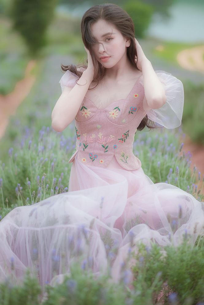 Gần đây, mỗi khi hiện tại các sự kiện, Tiểu Vy luôn ghi điểm với sự chỉn chu và ngày càng được đánh giá cao về nhan sắc lẫn gu thời trang.