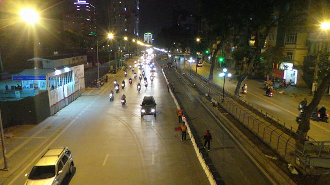 Dải phân cách cứng cao 60 cm, thiết kế di động, có chân đế bằng nhựa cứng và được thiết kế theo kiểu mũi tên có phản quang.