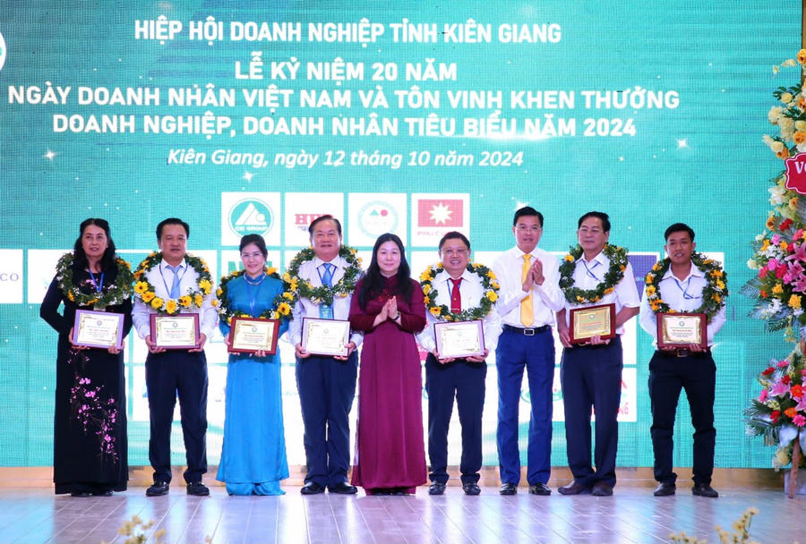 Bà Lê Hồng Thắm- Phó Chủ tịch HĐND tỉnh Kiên Giang và ông Nguyễn Lưu Trung- Phó Chủ tịch UBND tỉnh Kiên Giang trao tặng bảng vinh danh của UBND tỉnh cho các đại diện doanh nghiệp, doanh nhân.