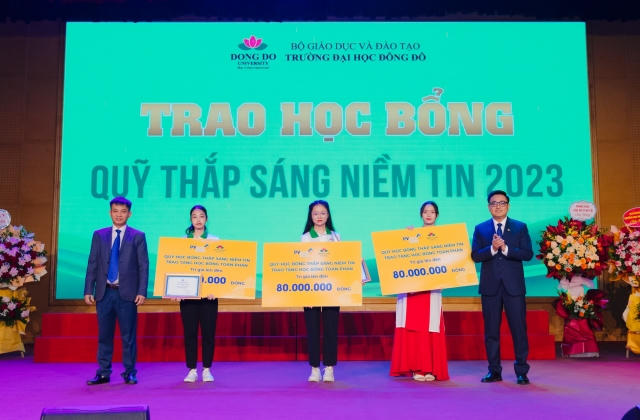 PVcomBank trao 240 triệu học bổng cho sinh viên trường Đại học Đông Đô