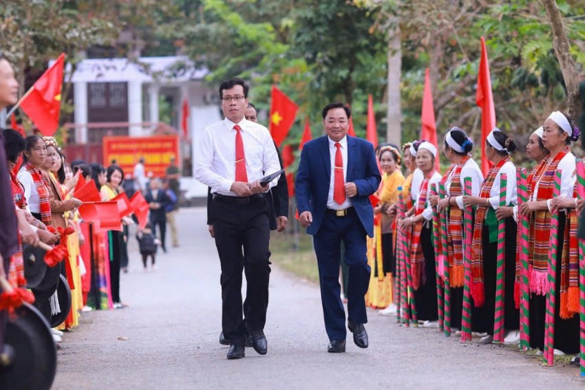 Đồng chí Bí thư Đảng uỷ xã Minh Đài (áo trắng) về dự Ngày hội Đại đoàn kết toàn dân tộc Khu dân cư Đồng Tâm.