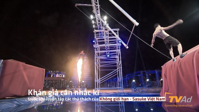 Tiếp đó, thí sinh Hà Văn Tuấn đã khiến cho khán giả cảm thấy tiếc nuối khi chỉ một chút nữa thôi là anh đã có thể vượt qua được thử thách “Cú nhảy phi thường”.